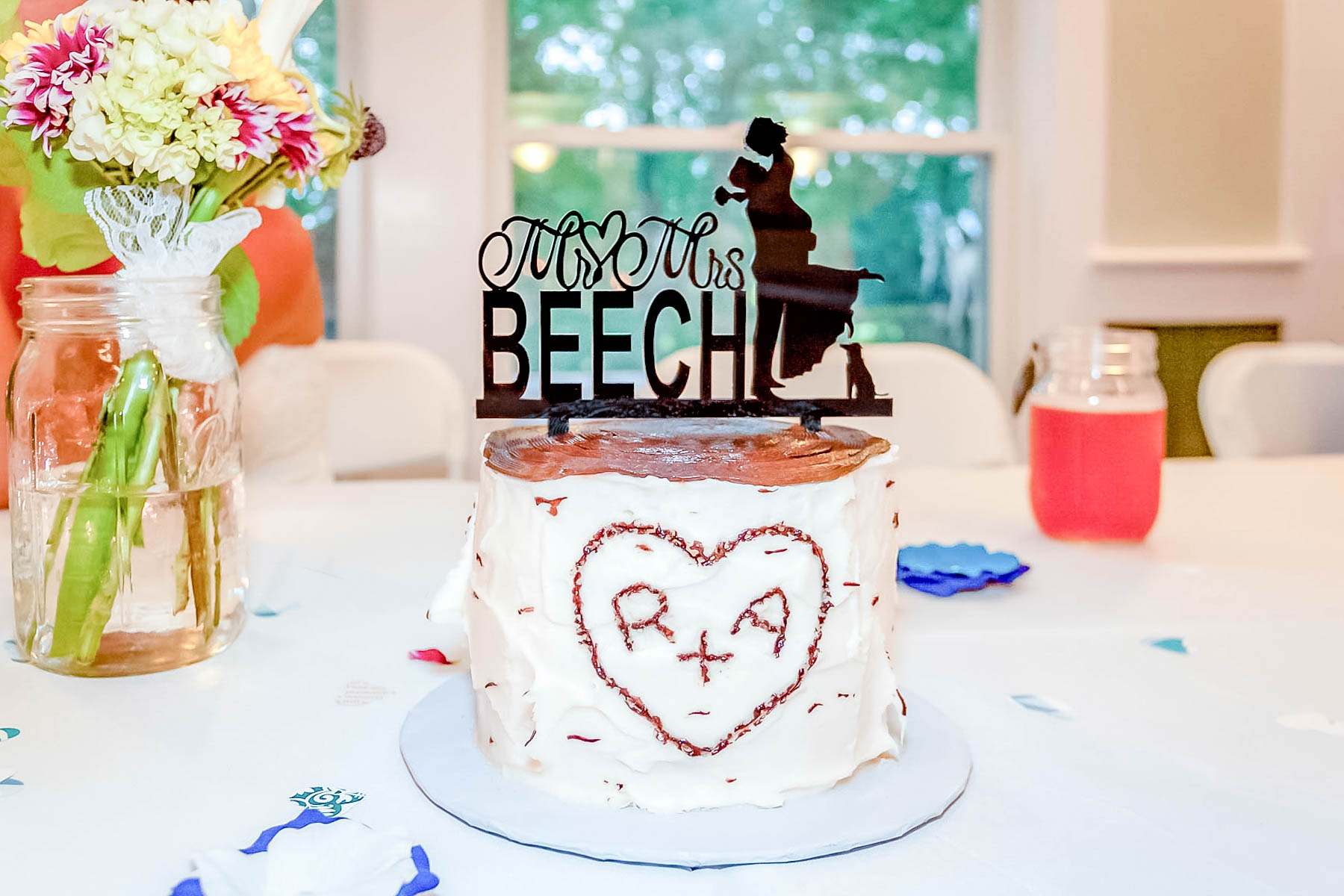 single tier wedding cake with metal cake topper